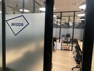 リモート勤務のメンバーが多いため、akippaの執務室はわりとコンパクト。コンパクトな分、部門をこえてメンバー同士の距離が近く、出社時はいつも笑いが絶えません