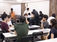 全員で顔を合わせるのは年1の総会だけ！チームを組んでディスカッションします♪