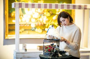 時には手作りの小物を用意して、世界観を作り上げていきます。装花は外注が一般的ですが、弊社は自社でチームとなって取り組んでいます。連携がとりやすく、イメージが形になる過程はわくわくしますね