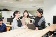 オフィスのデスクはフリーアクセス。場所が決まっていないからこそ、チーム間での会話が風通しよくすることができます。