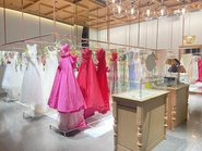 ロサンゼルスのサロンを参考に設計デザインにこだわったウェディングサロンです。とても開放的で光が差し込む明るい店内は木の温もりにあふれており、店舗のビル（インターシティAIR）は庭園の中に作られているので、新緑や桜、紅葉など四季折々のシーンの中、カップルがウェディングフォトを撮影することもできるショップです。