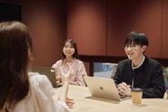 職場ではslack(チャット)やWeb会議などを積極的に使っており、 チームミーティング、1on1、業務の相談など、リアルと変わらないコミュニケーショ ンが取れる環境を整えています。