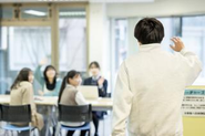 学習センターに登校するペースは生徒により異なります。一人でコツコツ学習を進める時もあれば、みんなで集まって話し合いをしながら学習を進める時もあります。放課後にはみんなで集まり談笑したり。思い思いの時間を過ごしています。