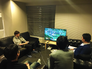 新作ゲームをみんなでプレイ中。