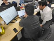 仕様変更内容をすり合わせる代表と若手