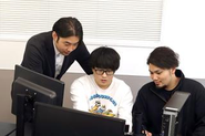 学習環境も整っており、基礎から実務レベルの課題に取り組みながら、現役エンジニアのフィードバックを受けて成長できる仕組みを整えています。未経験でも安心してステップアップできる環境です。