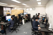 オフィスの仕事風景です。業務用PCと、27インチのモニターが貸与されます。