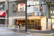 2025年にはビール＆ソーセージが楽しめる渋谷の「HOURS」を空間デザインからメニュー開発まで企画・プロデュース。上階ではサウナ&宿泊施設「Dogen Sauna & Stay」も運営しています。