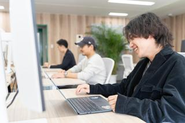 HIDANEでは大学1年生から4年生まで十数名のインターン生が大活躍中！動画の企画・撮影・編集、案件管理からエンゲージメントを高める緻密な分析まで、もはやインターンだけでも事業が成立するほど、社員顔負けの主体性でプロジェクトを動かしています。オフィスへの出社はもちろん、自宅でのオンライン作業や大学の空きコマを活用するなど、ライフスタイルに合わせた柔軟な働き方が可能です。社員との距離も近く、一緒に飲み会やサウナへ行くほど！元新卒採用人事の社員による就活相談や模擬面接など、キャリアも全力応援します！