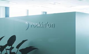 ロゴ・マークの「❜(アポストロフィ)」は、rockin’onの「現在進行形」です。このロゴ・マークとともに、ロッキング・オンは世界に類例のない音楽メディア企業を目指し、大きく飛躍します。