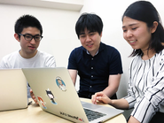 社員とインターン一丸となって編集しています