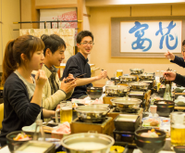 2016年3月の社員旅行時の食事風景