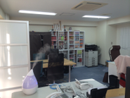 代々木オフィスにて。各セクションが一緒に集まり業務を進めます。