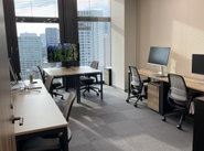 綺麗で広々したワークスペースです。椅子も疲れないものを用意しています。