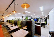 通勤しやすくきれいなオフィスにはリラックススペースも。オフィス周辺にはコンビニやレストランが充実！