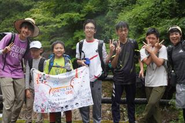 子どもも学生スタッフも笑顔で、雨の中の1泊2日の縦走登山ゴール！