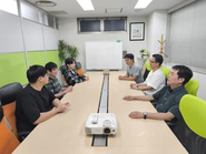 池袋オフィスでのミーティング風景。それぞれにあった現場に、長くアサインされることが多いです！