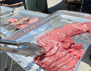 先日実施したBBQ。高級牛タンをみんなで楽しみました。普段はリモートワークなので、オフラインでの交流も行なえるよう、社員同士の食事補助をおこなう福利厚生を活用いただいています。