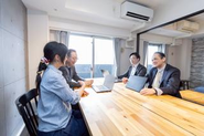 営業での会議風景の一コマ。エンジニアのフォローや採用など様々さことを話し合います。