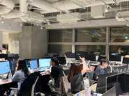 今日中になんとしても終わらせたい業務を残って作業するリスティングチーム（1人変なテンションになってる）