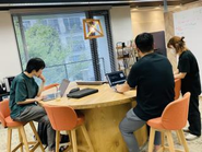 しっかりと研修をして技術を身に着けて頂きます。本社の学習スペースでは同じ研修期間中の仲間とも交流ができます！