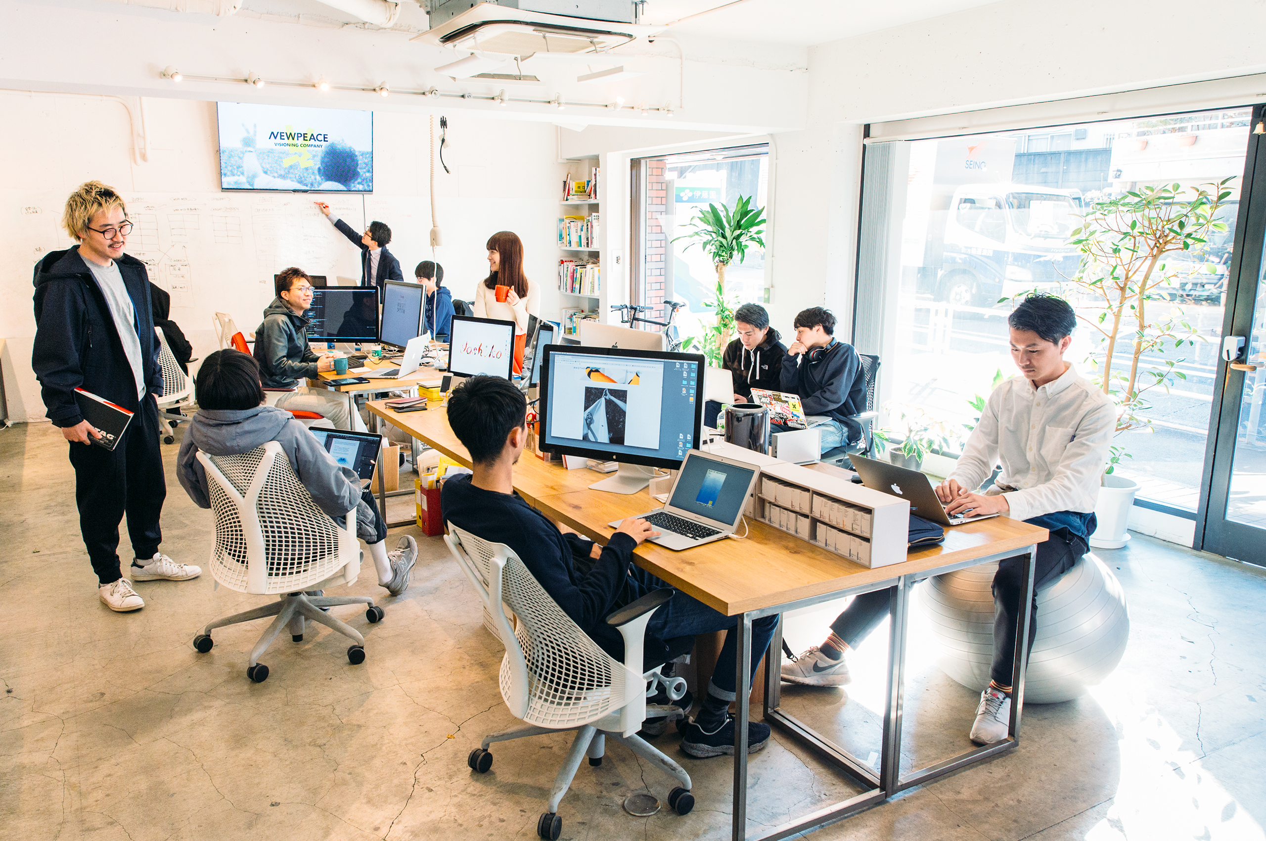 会社が個人を縛り付ける時代は終わった。これからは、個人が仕事を求めて、チャンネルのように会社を切り替えていく。