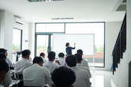 現地で運営する日本語学校の様子。