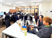 みんなが仕事をしている事務所。適度に自由な雰囲気です。