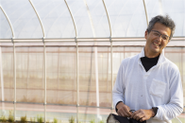 マルイの地場野菜コーナーで、葉っぱ一枚一枚が味わい深いと人気のミックスリーフを栽培されている大塚農園さん（岡山県真庭市）。幼葉であるミックスリーフは、ふわっふわでとっても柔らか。大塚農園さんでは、彩りの良い見た目、味わいもより楽しめるように、人の手で優しく、丁寧に手作業で収穫されており、ダメージを抑えて高品質な状態でお客様にお届けできるのです。