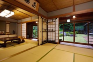 日本庭園を眺める大広間