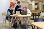 チームワークを大事にしながら、多様な社員が多彩なプロジェクトに取り組んでいます。