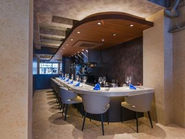 昼間はカフェとして、こだわりのコーヒーや軽食を提供し、夜は落ち着いた雰囲気のフレンチレストランへと姿を変えます。