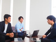 外科医、エンジニア、薬事担当が日々ディスカッションしています。