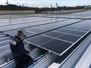 太陽光発電システムは設置して終わりではありません。発電量の確認や安全性のチェックなど、運用段階でも継続的な管理が必要になります。大辰では企画・設計・施工だけでなく、保守・管理までを自社で担い、長く安定して使い続けられる状態を維持しています。現場で得られた知見は次の提案へと反映され、品質の向上につながっています。