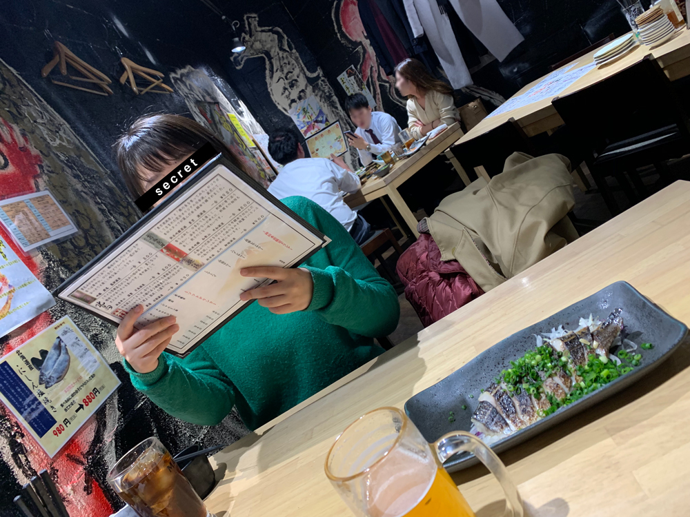 お金がかかる女、Senriと一緒にプチディナーをしながら神田の魅力を紹介