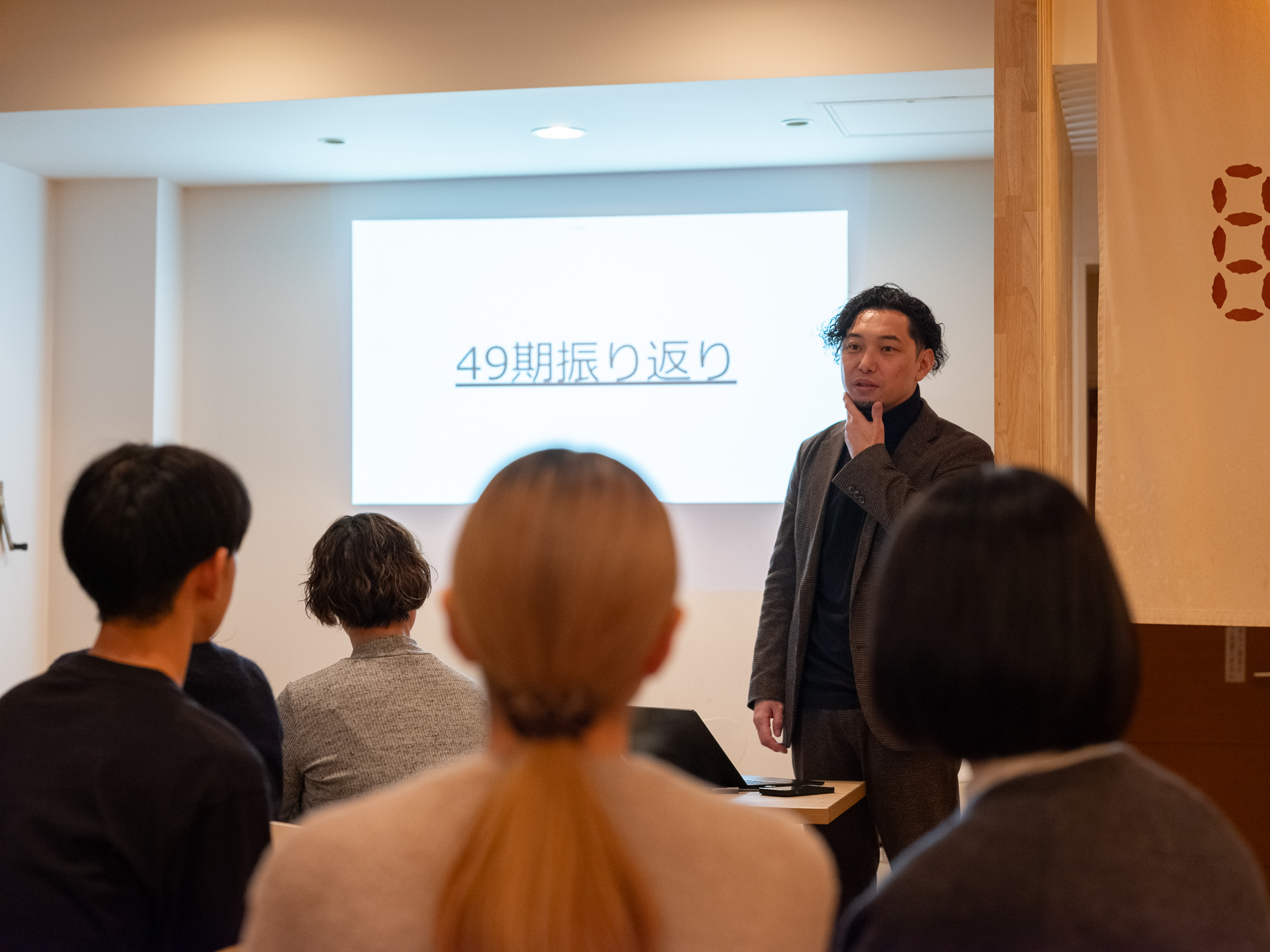 「ここからスタート」ロクメイの"今"がにじむ全社会をレポート