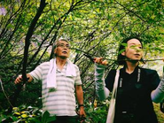 小国町の山に分け入り、世界一の香り成分を含むというクロモジを収穫。生産者様の指導の元、アロマオイルを精製し、館内にてサウナのロウリュに活用しております。