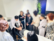 美容系講座の様子です。実際に手技を受けていただきながらレクチャーします。美容系講座は女性の方に人気です。