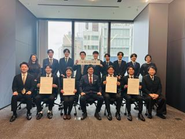 【26卒入社式】25卒の先輩と一緒に記念写真