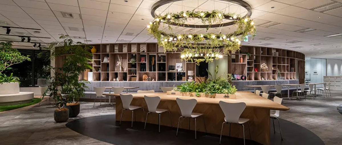 言葉にできない魅力を、ビジュアルで表現する仕事。グラフィックデザイナー募集