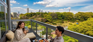 バルコニーからは代々木公園を一望でき、休憩時間に食事をしたりリラックスするためにも使用できます。