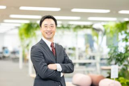 笑顔の素敵な林代表です。弊社は代表だからえらい！ということもなく、むしろ、みんなに怒られたり、支えられたりしていていて、堅苦しくない明るい組織です。代表のお人柄や想いは弊社の自慢です。