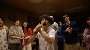 2023年1月に静岡で開催した『年始合宿』の2日目の夜の様子。総勢50人の合宿は大盛り上がり。一夜限りで結成したバンドのボーカルがシャウトしている瞬間を写真におさめました。
