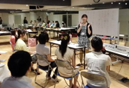 3ヶ月に1度、全ミュージックファシリテーターが集まる研修会（FT会）の様子です。プログラムを進行するうえでのコツ交換をしたり、ご利用者様により楽しんでいただくための工夫についてブレストしたり、皆で考えてサービスの向上をめざします。
