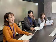文系出身者や若手も多数活躍しています。