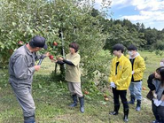 地域交流型研修（農家さんとリンゴ園にて）