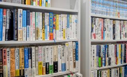 誰でも自由に厳選図書が借りられる「社内図書コーナー」