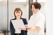 インサイトの社員、約120名の平均年齢は20代後半。学生時代の専攻や年次は一切関係なく、若手社員が主体的な目線で会社の発展を支えています。