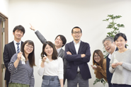 個性豊かな社員たち。真ん中が社長。