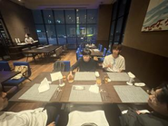 モデリーチームでは、目標を達成したときにみんなでちょっと贅沢な食事会を開きます。 「おつかれさま！」と笑い合いながら、美味しいごはんを囲む時間が最高のご褒美です。